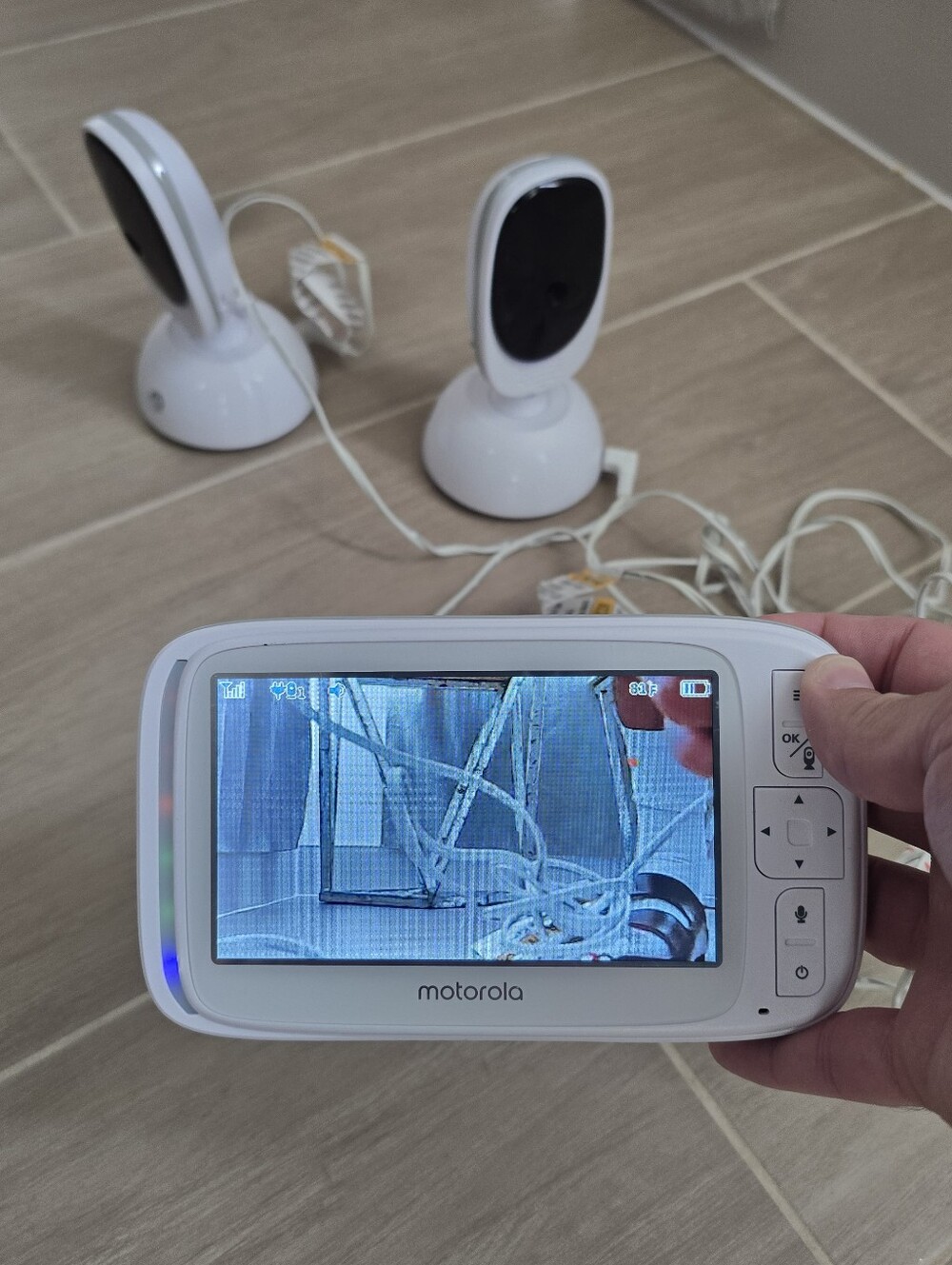 Motorola Baby Monitor Screen and 2 Cameras, charger included working.